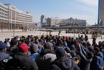 Как «руками Украины» казахстанские нефтяники выходят на площади, требуя отставки «режима Путина и Токаева»