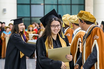 Молодым куда у нас дорога: Казахстан сдает свою высшую школу Западу