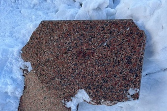 коммунальщики во время уборки снега в казахстанском алтае вывернули гранитные плиты памятника погибшим воинам