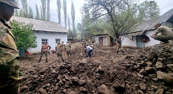 чс в ошской области киргизии: селевые потоки накрыли автомобиль, в котором ехала семья