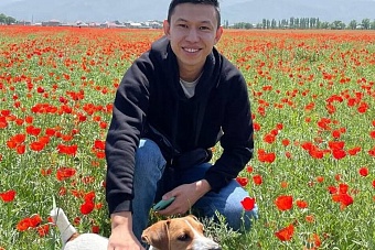 Казахстанский блогер, осужденный за песню о русских, покинул проект Qaznews24