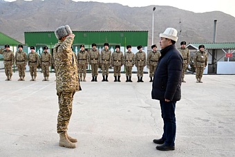 президент киргизии посетил пограничную заставу «достук» и ознакомился с ходом строительства автодороги в баткенской области