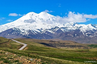 тасс: со склона эльбруса эвакуировали гида из казахстана и альпинистку из россии