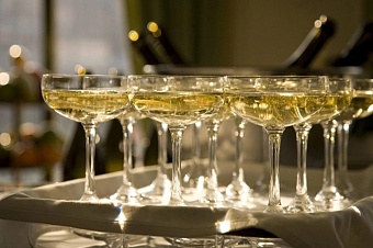 трамп угрожает франции 200-процентными пошлинами на шампанское