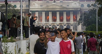 в непале огнем уничтожен крупнейший дворец азии