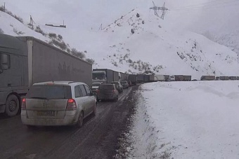 Грузовым автомобилям запретили ездить на основной магистрали Таджикистана