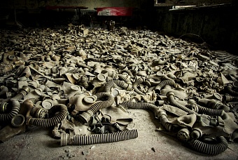 у здания администрации казахстанского шымкента выгрузили 5 тысяч противогазов