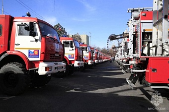 глава мчс россии передал киргизским спасателям 40 пожарных автомобилей