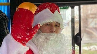 в казахстанском городе пассажиров автобуса поздравляет дед мороз