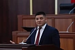 Депутат выпрыгнул из окна второго этажа парламента, спасаясь от правоохранителей в Кыргызстане (видео)