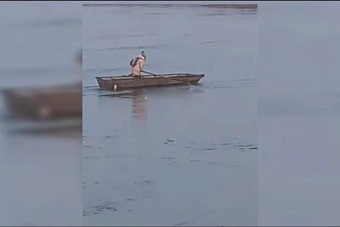 девочка в узбекистане  добирается самостоятельно в школу на лодке