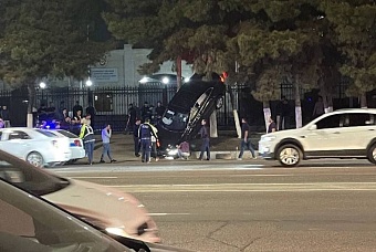 в ташкенте в результате дтп автомобиль «повис» на дереве